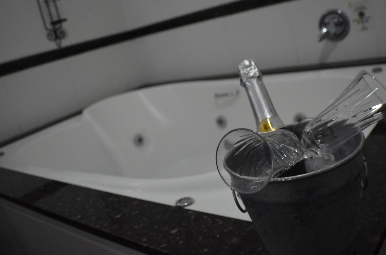 Constantino Hotel e Eventos Juiz de Fora Esterno foto A bottle of champagne in a champagne bucket