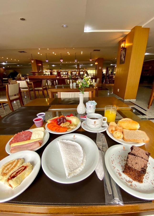Constantino Hotel e Eventos Juiz de Fora Esterno foto A typical Brazilian breakfast
