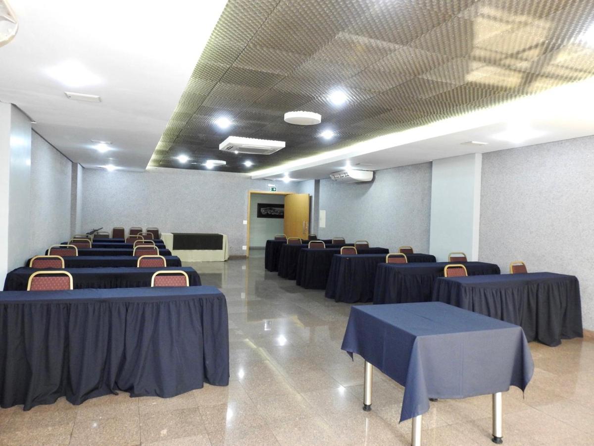 Constantino Hotel e Eventos Juiz de Fora Esterno foto A conference room at the hotel