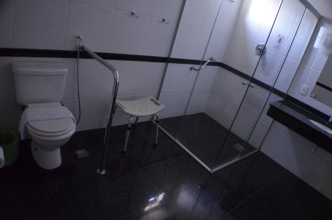 Constantino Hotel e Eventos Juiz de Fora Esterno foto Bathroom with a shower seat