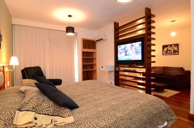 Constantino Hotel e Eventos Juiz de Fora Esterno foto A bedroom with a television